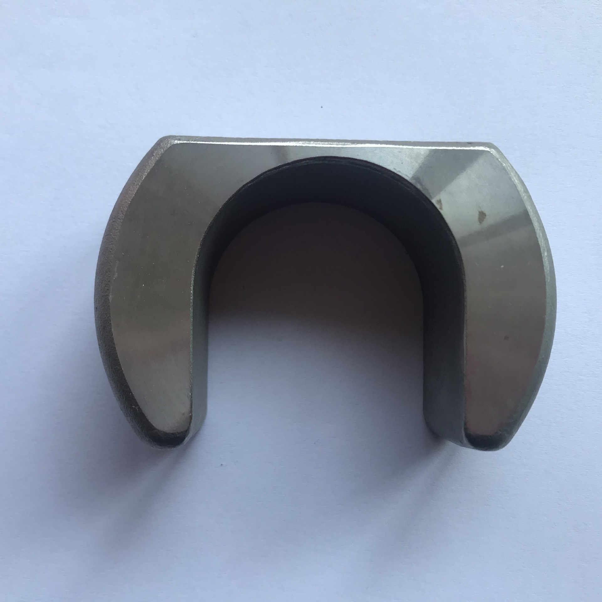 Zein da inbertsio-moldeaketa-prozesuan ur-beira-hareaz egindako oskolaren delaminazioaren arrazoia?