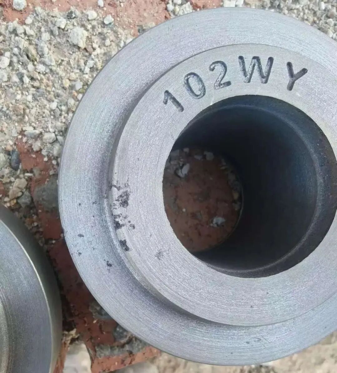 Zeintzuk dira harea garbitzeko akatsen ezaugarriak harea berdea erabiliz burdinurtu griseko piezen ekoizpenean? Zein da zepa begi-akatsen arteko aldea?