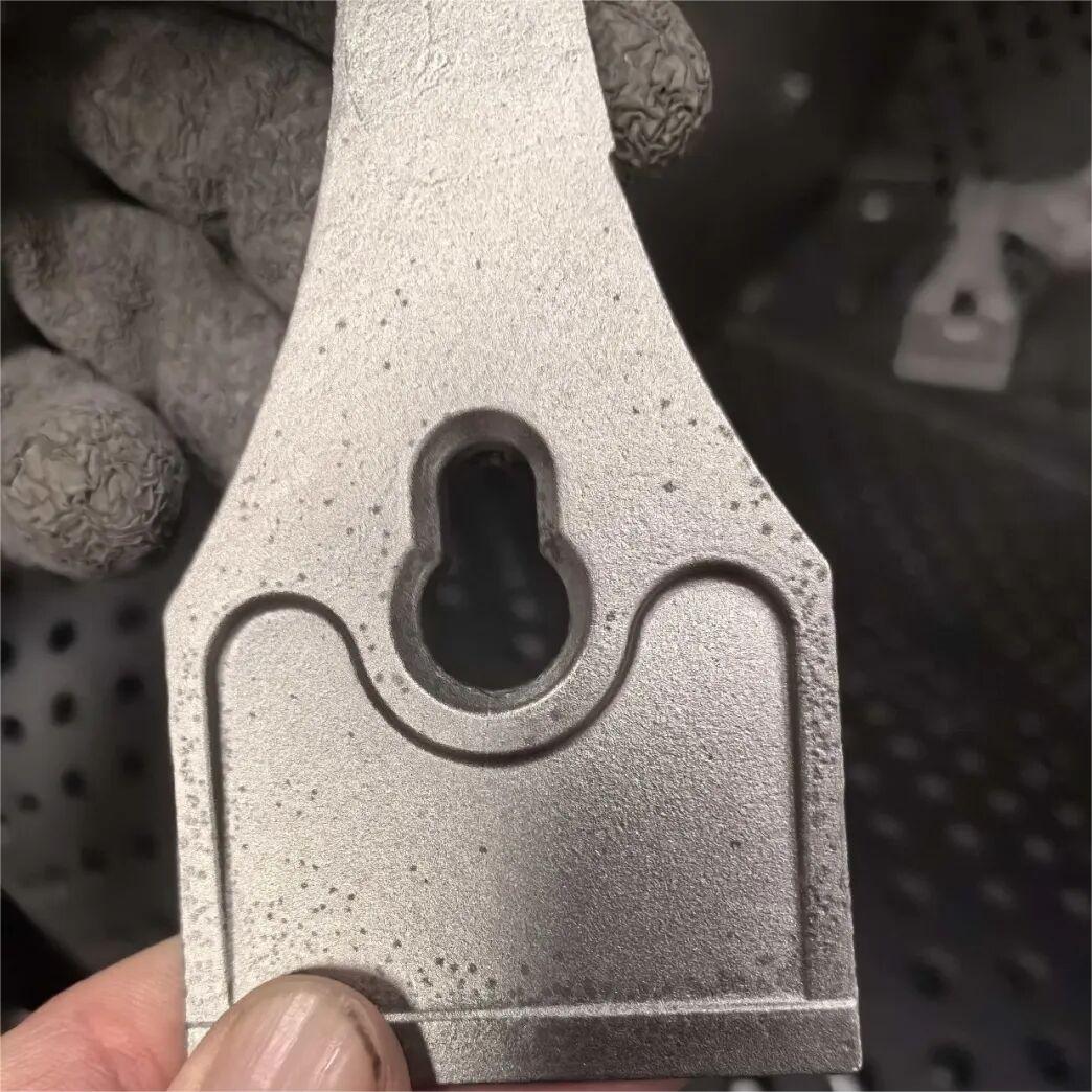 Altzairu herdoilgaitzezko 410 pieza ekoiztea silize solarekin, 205 gramoko pisua dutenak, gainazaleko oxidazio orbanen akatsekin: arrazoiak eta irtenbideak