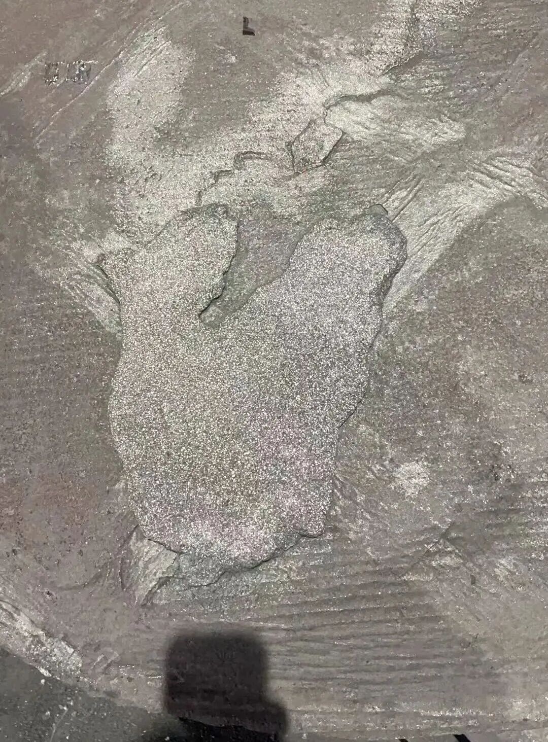 Nola konpon daitezke erretxina hareazko galdaketa bidez sortutako burdinurtu griseko piezen goiko gainazaleko harea-garuak bezalako akatsak?